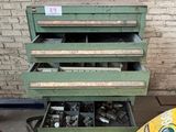 tout un tas d'outils posés sur un chariot