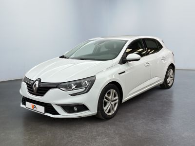 La voiture blanche est garée dans une pièce au sol gris.
