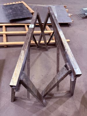 plusieurs morceaux de bois sont posés sur une table dans un entrepôt