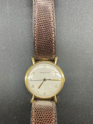 gros plan d'une montre-bracelet sur une surface noire