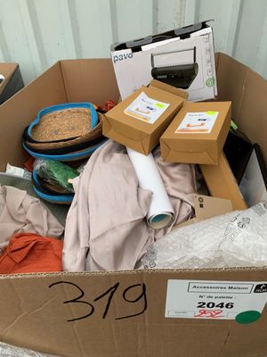 une boîte en carton remplie d'objets posés sur le sol