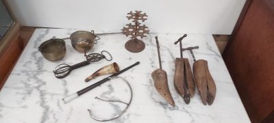 une table sur laquelle sont posés plusieurs outils