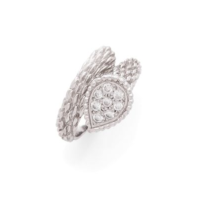 une bague en diamant et plaquée platine, signée Van Cleef