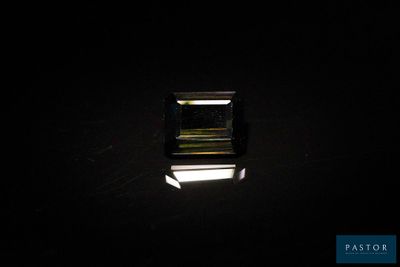 une image représentant une petite fenêtre dans une pièce sombre