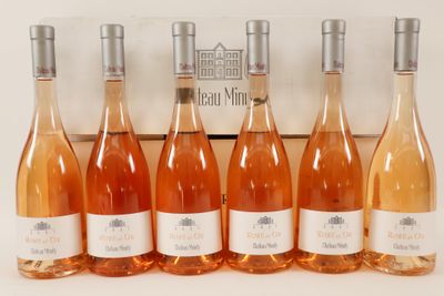 six bouteilles de vin rosé alignées en rang devant une boîte