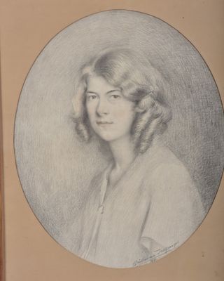 portrait d'une jeune femme en robe blanche et une photo en noir et blanc