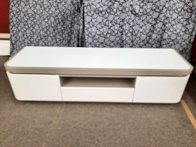 un téléviseur blanc posé sur une table blanche