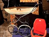 une poussette et un landau dans une pièce