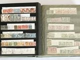 un livre ouvert avec des timbres sur une table