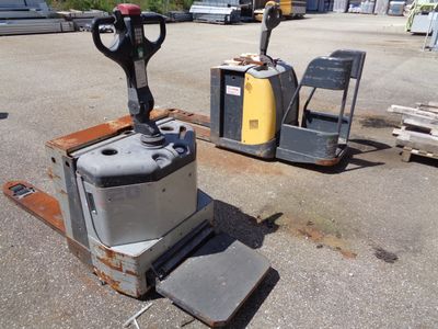 a picture of a forklift sitting in a parking lot