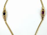 gros plan d'un bracelet en or avec des pierres multicolores