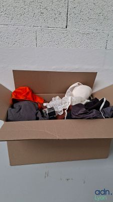 une boîte en carton remplie de vêtements et d'autres objets