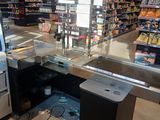 une machine qui se trouve au milieu d'un magasin
