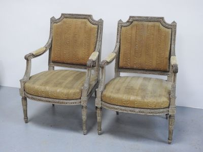 paire de fauteuils de style Louis XVI avec coussins rembourrés