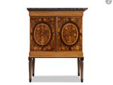 une armoire ancienne en bois à deux portes, avec un plateau en marbre
