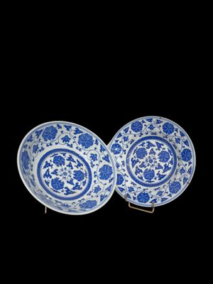 deux assiettes bleues et blanches ornées de motifs floraux