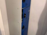 un casier bleu dans un coin des toilettes