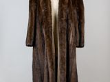 un manteau de fourrure marron sur un mannequin, un mannequin, un mannequin, un mannequin, un mannequin, un mannequin, un mannequin, un mannequin, un manne