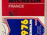 un gros plan sur un paquet de cigarettes posé sur une surface blanche