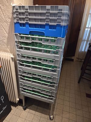 une pile de bacs en plastique posée sur un support métallique