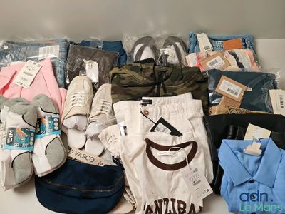 beaucoup de vêtements et de chaussures posés sur une table