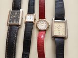 Quatre types de montres différents sont alignés sur une table