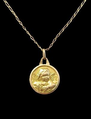 On voit une pièce d'or à l'effigie d'une femme, suspendue à une chaîne
