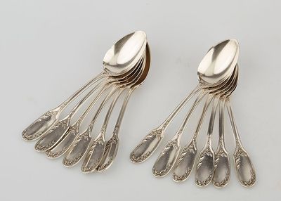two spoons and two spoon spoons sitting on a table