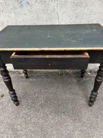 Bureau en bois noirci reposant sur 4 pieds en bois tourné, p… (photo 2)