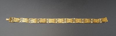 un bracelet en or exposé sur une table