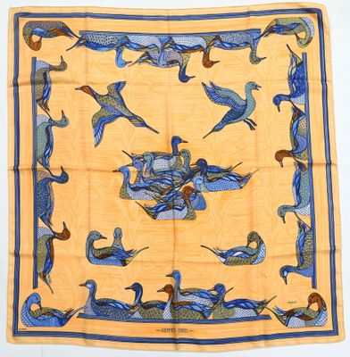 une écharpe jaune et bleue ornée d'oiseaux et de fleurs