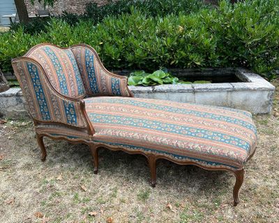 une chaise longue posée au milieu de l'herbe