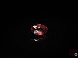 gros plan d'un diamant rouge sur une surface noire