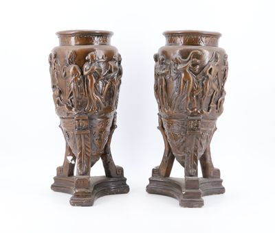 paire de vases anciens en bronze ornés de figures, sur socles