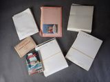 de nombreux livres posés sur une table