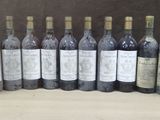 plusieurs bouteilles de vin sont alignées sur une table