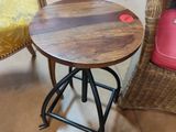 une petite table sur laquelle est posé un tabouret, dans une pièce