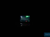 une image représentant un téléviseur dans l'obscurité, avec une lumière verte