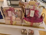 deux paniers posés sur une étagère dans un magasin