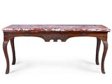 une vieille table en bois avec un plateau en marbre sur fond blanc