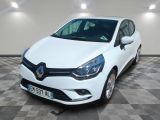 la voiture blanche est garée sur un sol en damier dans le garage