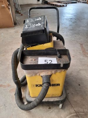 une machine posée sur un chariot dans un entrepôt