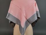 châle en soie rose et gris sur un mannequin, un mannequin, un mannequin, un mannequin, un mannequin, un mannequin, un mannequin, un mannequin