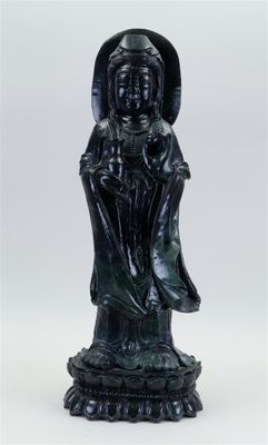 l'image d'une statue représentant une femme tenant un enfant dans ses bras
