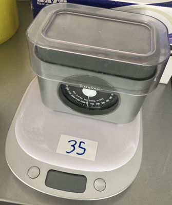 une balance posée sur un comptoir, avec un récipient dessus