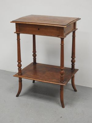 une photo d'une table en bois sur laquelle se trouve une étagère