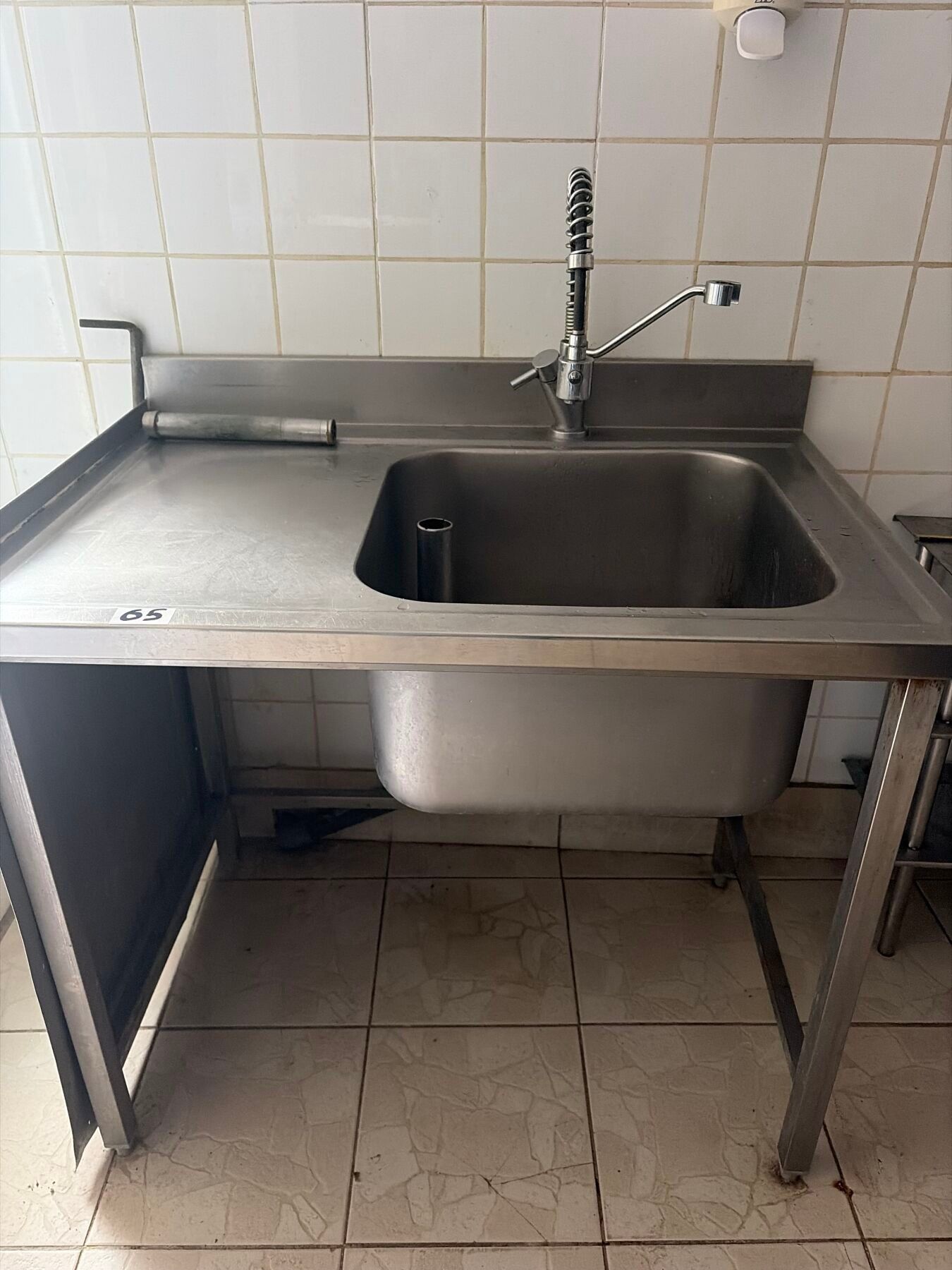 Une plonge en inox un bac avec dosseret.