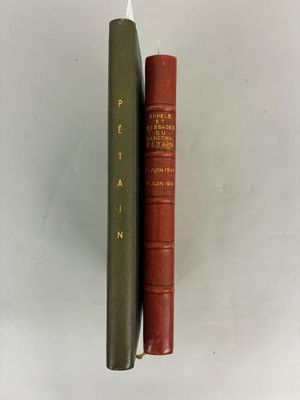 deux livres posés l'un à côté de l'autre sur une surface blanche