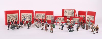 de nombreuses figurines représentant des personnes debout devant une boîte rouge