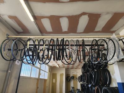 de nombreux vélos suspendus au plafond dans un garage